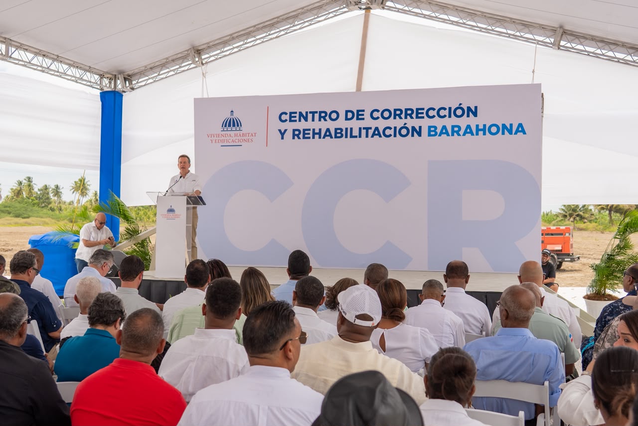 Ministro-Ito-Bisono-en-inicio-de-construccion-de-CCR-Barahona