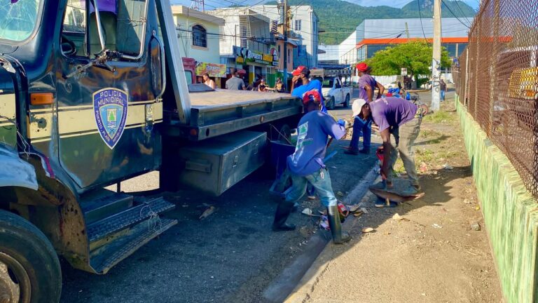 Alcaldia-de-Puerto-Plata-interviene-canadas-y-realiza-jornada-de-saneamiento-en-varios-sectores-3